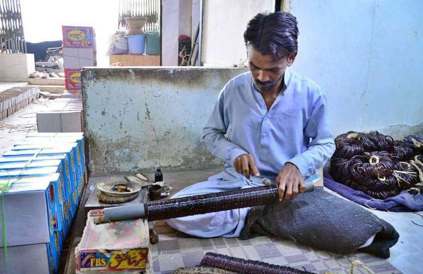 حیدر آباد: محنت کش روایتی انداز سے چوڑیاں تیار کررہا ہے۔