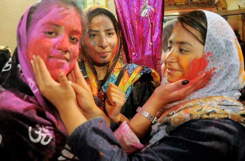 راولپنڈی: کرشنا مندر میں ہندو برادری کے لوگ اپنے مذہبی تحوار، ..