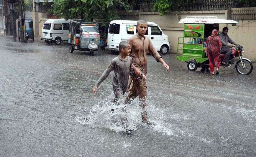 سیالکوٹ: بچے موسلا دھار بارش سے لطف اندوز ہو رہے ہیں۔