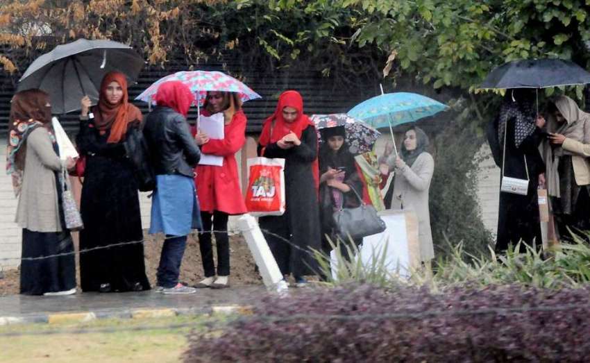 راولپنڈی: بارش کے دوران ٹرانسپورٹ کی کمی کے باعث طالبات ..