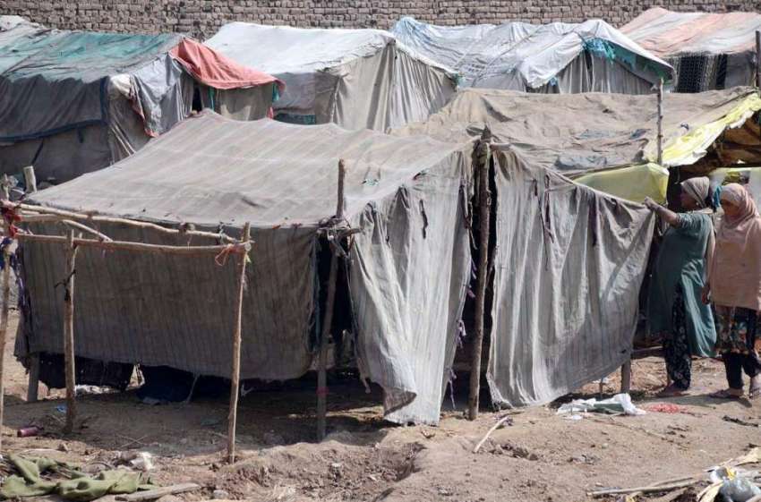 پشاور: خانہ بدوش خاتون رنگ روڈ پر اپنا عارضی گھر بنانے میں ..