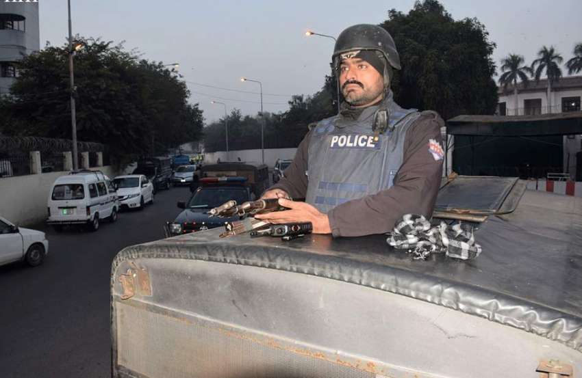 لاہور: پنجاب اسمبلی کے اجلاس کے موقع پر پولیس کی گاڑی پٹرولنگ ..