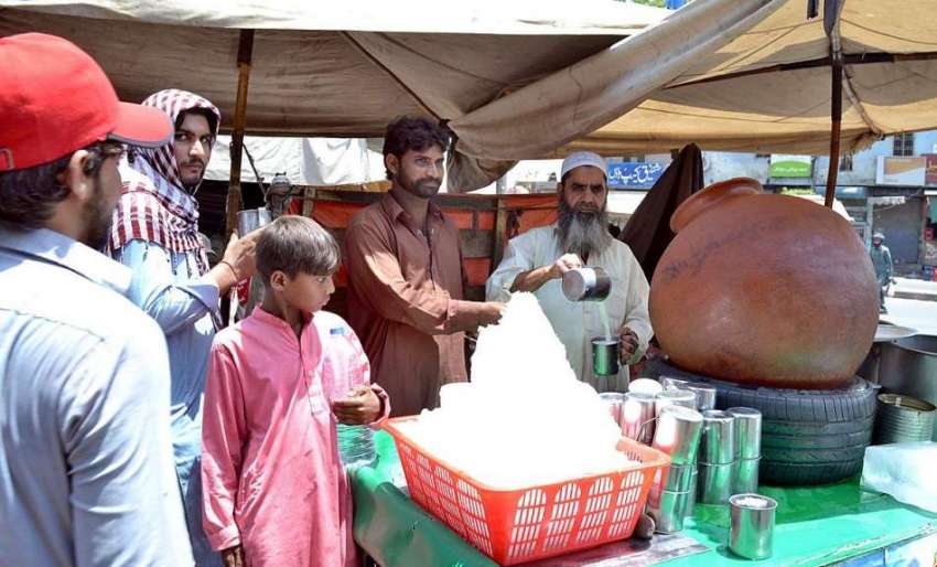 لاہور: شہری گرمی کی شدت کم کرنے کے لیے لسی پی رہے ہیں۔