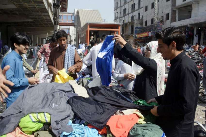 لاہور: شہری لنڈا بازار سے پرانے کپڑے خرید رہے ہیں۔