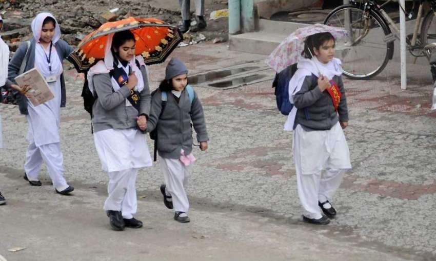 اسلام آباد: سکول جاتے بچوں نے بارش سے بچنے کے لیے چھتری تان ..