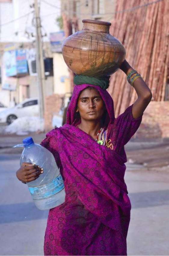 حیدر آباد: خانہ بدوش خاتون پینے کے لیے پانی بھرکر لیجا رہی ..