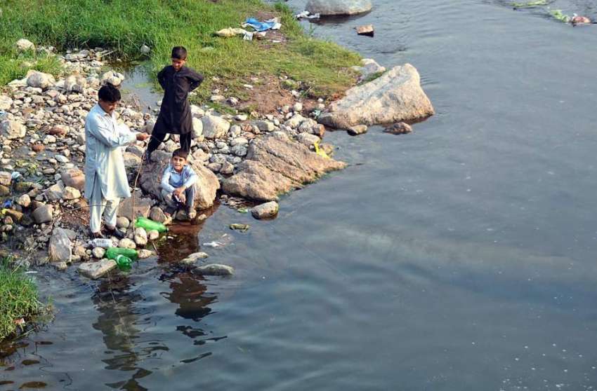 اسلام آباد: بری امام کے قریب مچھلیاں پکڑنے والا شخص۔
