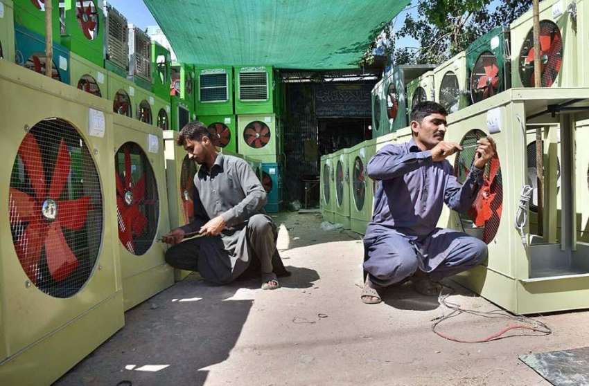 پشاور: مزدور روم ائیر کولر تیار کرنے میں مصروف ہیں۔