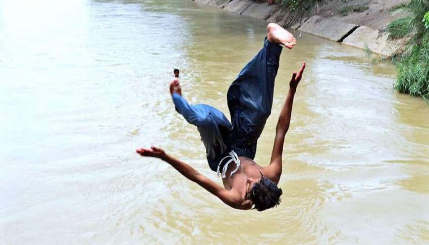 حیدر آباد: نوجوان گرمی کی شدت کم کرنے کے لیے نہر میں نہار ..
