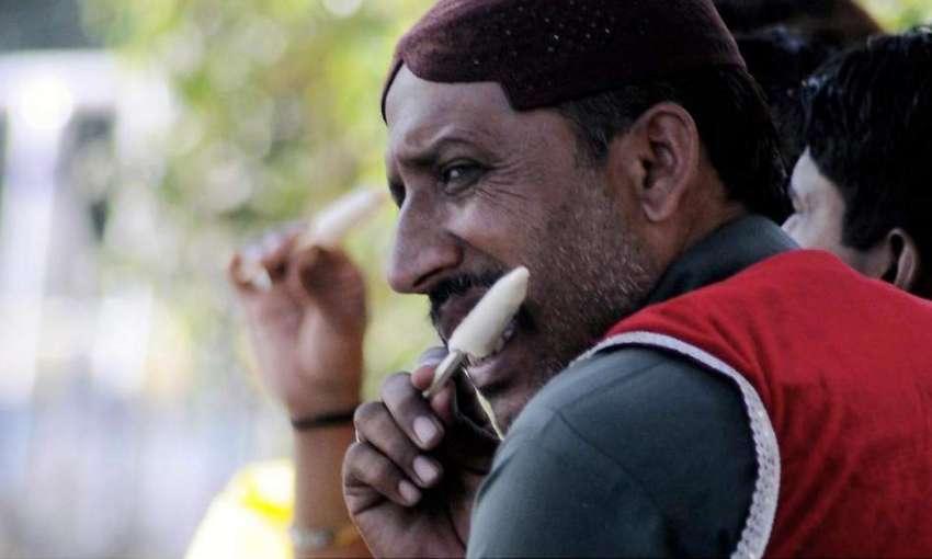 راولپنڈی: گرمی کی شدت کم کرنے کے لیے ڈھولچی قلفی کھا رہا ..