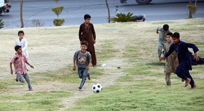 راولپنڈی: مقامی پارک میں بچے فٹبال کھیل رہے ہیں۔