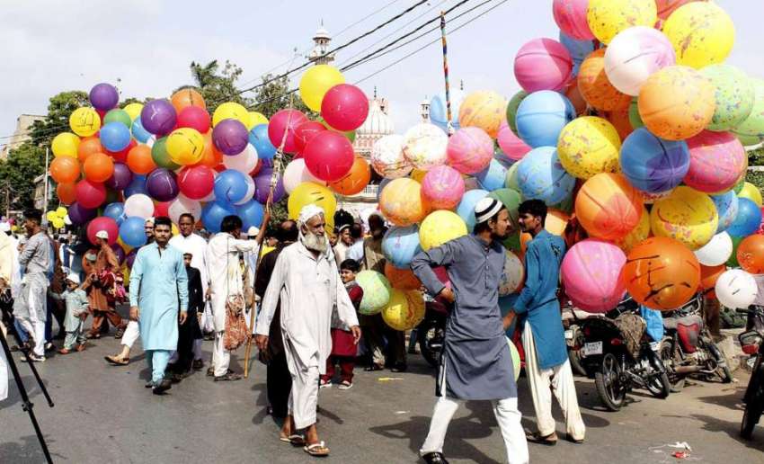 کراچی: عید کی تعطیلات کے چوتھے روز آرام باغ میں محنت کش رنگ ..