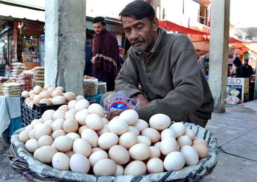 اسلام آباد: دکاندار دیسی انڈے فروخت کے لیے گاہکوں کا منتظر ..