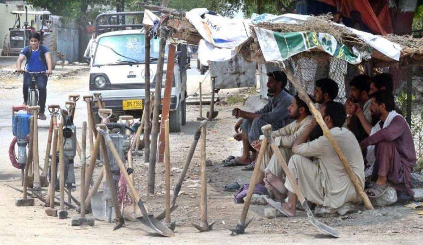 راولپنڈی: مزدور اڈے پر دیہاڑی کے انتظار میں بیٹھے ہیں۔