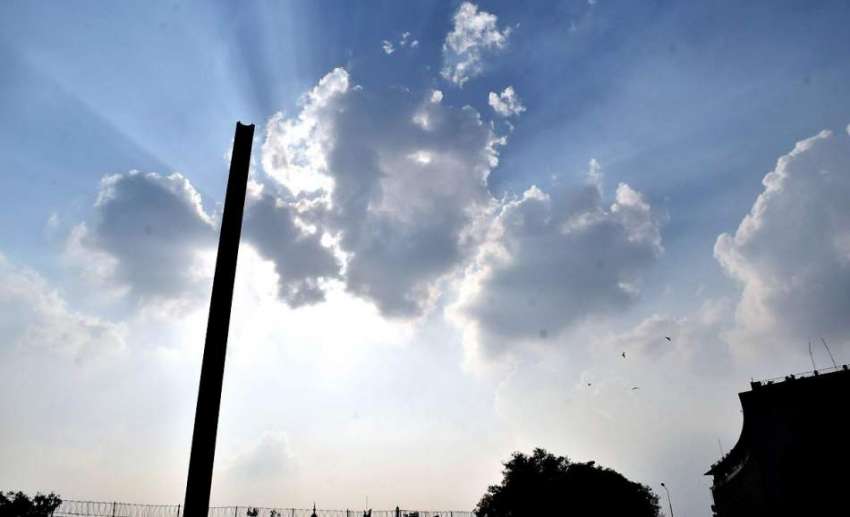 لاہور: صوبائی دارالحکومت میں دوپہر کے وقت آسمان پر گہری ..