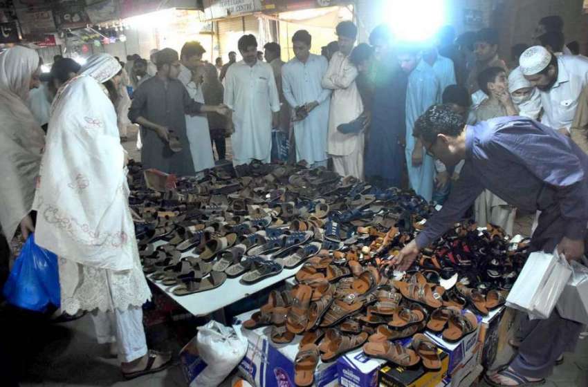 پشاور: عید کی تیاریوں میں مصروف شہری جوتے خرید رہے ہیں۔
