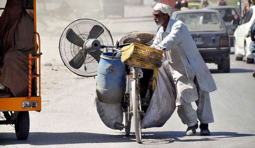 راولپنڈی: محنت کش سائیکل پر استعمال شدہ پنکھا رکھے اپنی ..