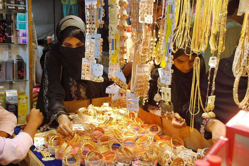 حیدر آباد: عید کی تیاریوں میں مصروف خواتین چوڑیاں پسند کر ..