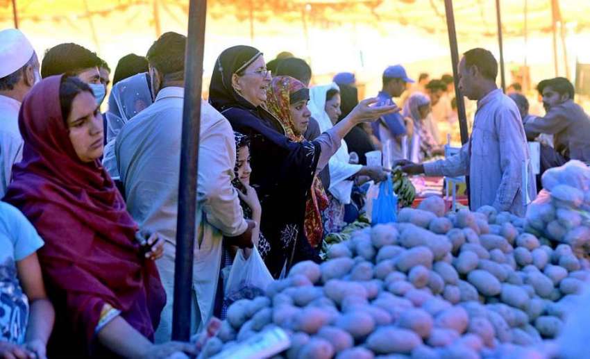 راولپنڈی: شہری رمضان سستا بازار سے خریداری کر رہے ہیں۔
