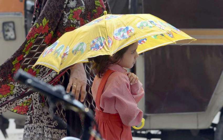 راولپنڈی: گرم اور مرطوب موسم کے دوران اپنے آپ کو براہ راست ..
