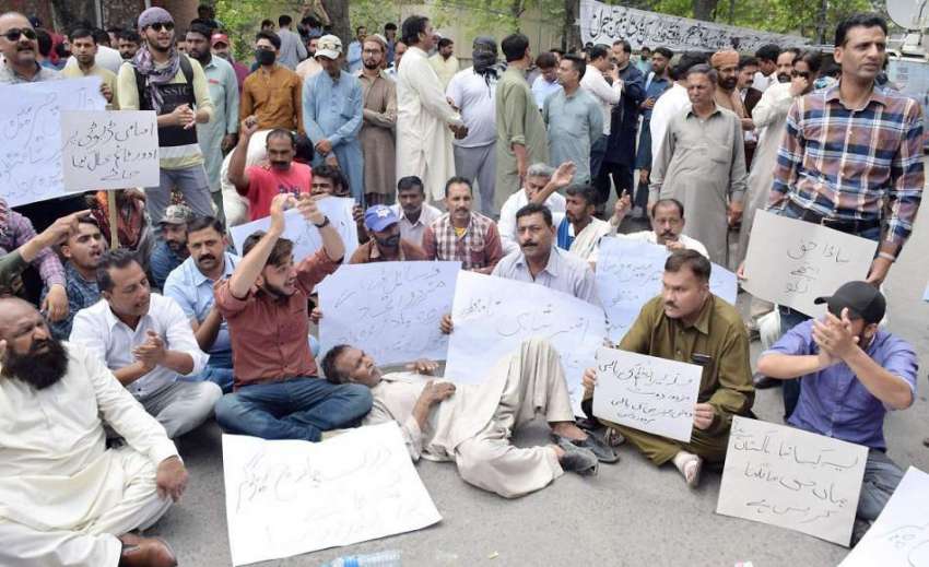 لاہور: واسا کے ملازمین اپنے مطالبات کے حق میں پریس کلب کے ..