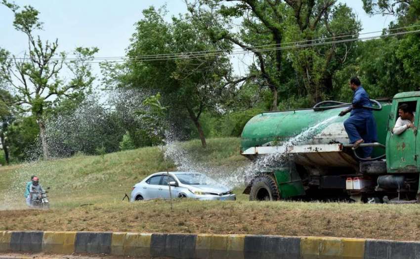 اسلام آباد: سی ڈی اے اہلکار گرین بیلٹ پر لگے گھاس اور پودوں ..