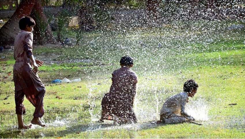 حیدر آباد: نوجوان گرمی کی شدت کم کرنے کے لیے مقامی پارک میں ..
