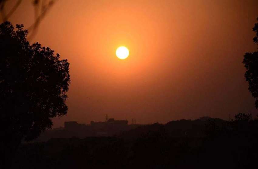 کراچی: سال2019ء کے پہلے غروب آفتاب کا دلکش منظر۔