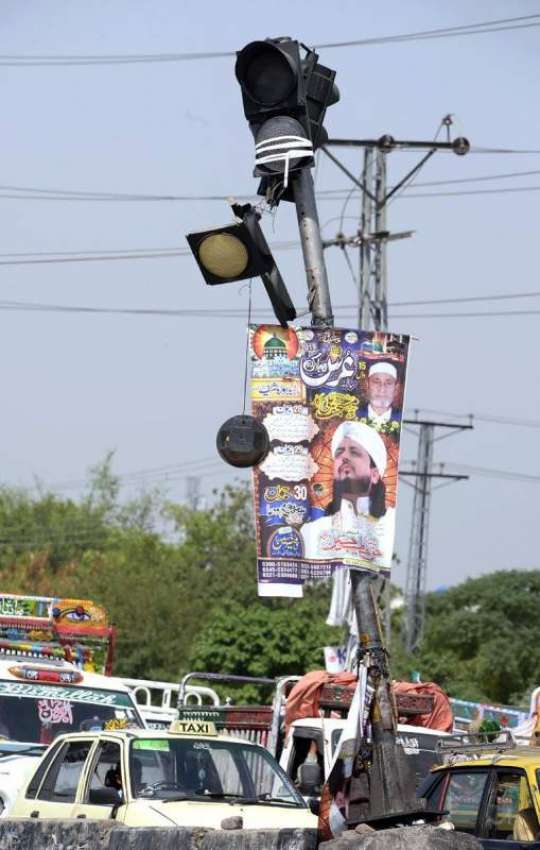 راولپنڈی: ٹریفک سگنل لائٹس والا کھمبا گرا ہونے کے باعث ٹریفک ..