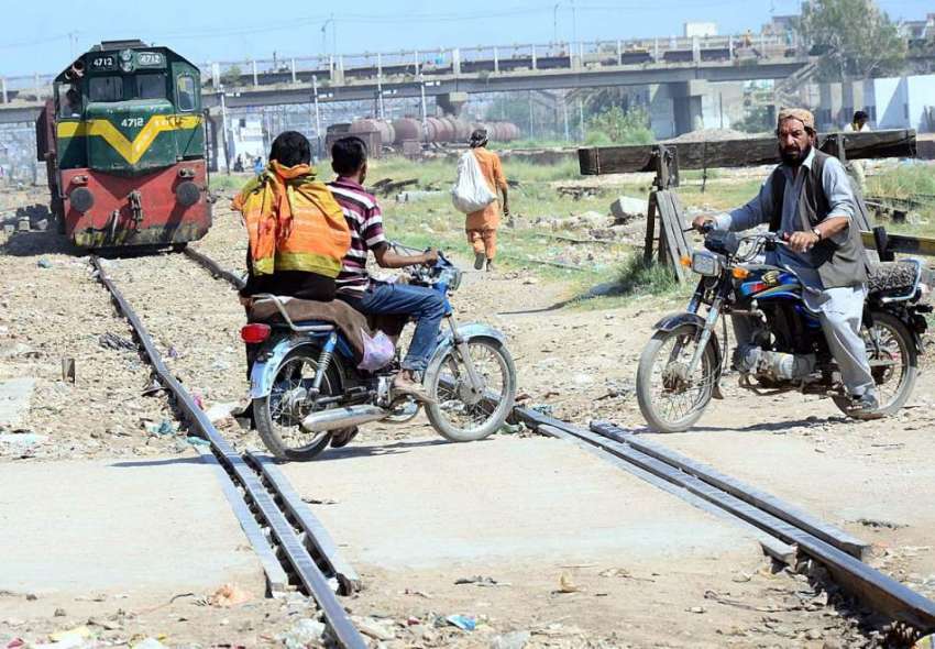 حیدرآباد: موٹرسائیکل سواروں نے ریلوے پٹریوں کو عبور کیا ..