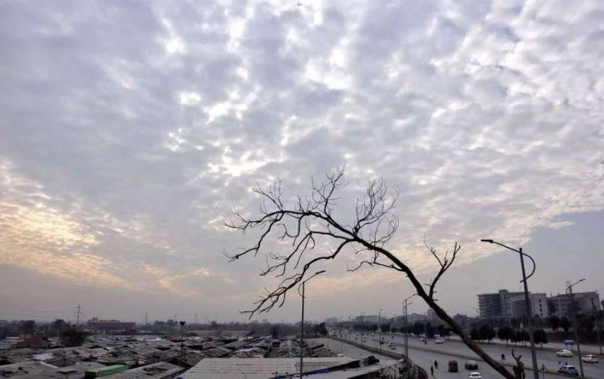اسلام آباد: وفاقی دارالحکومت میں دن کے وقت آسمان پر بادل ..