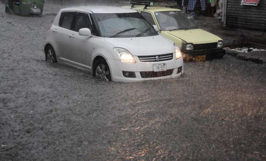 راولپنڈی: موسلا دھار بارش کے بعد امام باڑہ چوک سے گاڑیاں ..