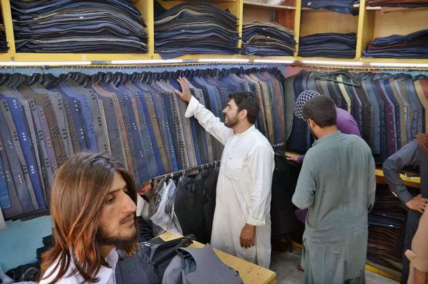 کوئٹہ: شہری ایک دکان سے ویسکوٹ خریدنے میں مصروف ہیں۔
