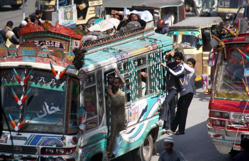 کراچی: کاراٹریفک پولیس کی نا اہلی مسافر بس کے ساتھ لٹک کر ..