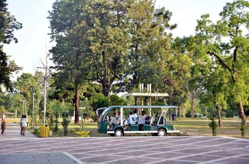 اسلام آباد: سیرو تفریح کے لیے آئے شہری منی بس کی سیر سے لطف ..