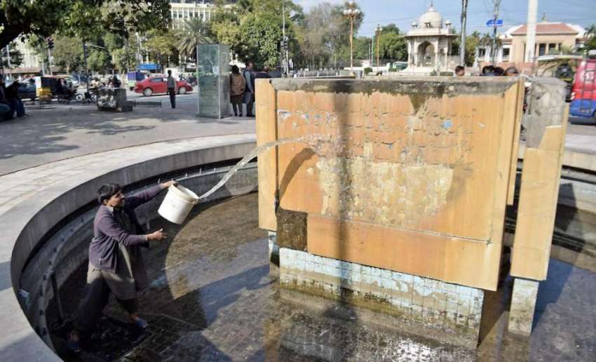 لاہور: پی ایچ اے کا ملازم فیصل چوک میں نصب فوارے کی صفائی ..