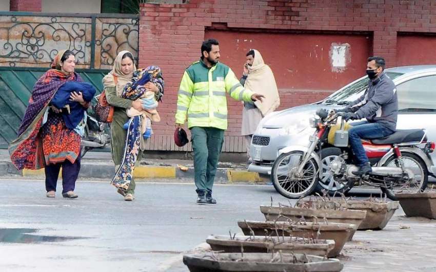 راولپنڈی: ریسکیو1122کا اہلکار شدید ٹریفک کے باعث خواتین کو ..
