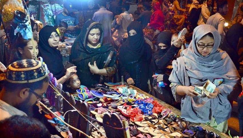 حیدر آباد: عید کی تیاریوں میں مصروف خواتین جوتے خرید رہی ..