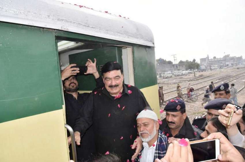 لاہور: وفاقی وزیر ریلوے شیخ رشید کلین،گرین اور خوش اخلاق ..