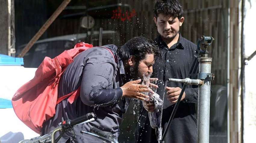 راولپنڈی: شہری گرمی کی شدت کم کرنے کے لیے ہینڈ پمپ سے منہ ..