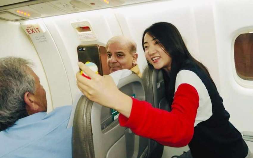 لاہور: پی آئی اے کے طیارے میں سفر کرنے والی ایک چینی خاتون ..