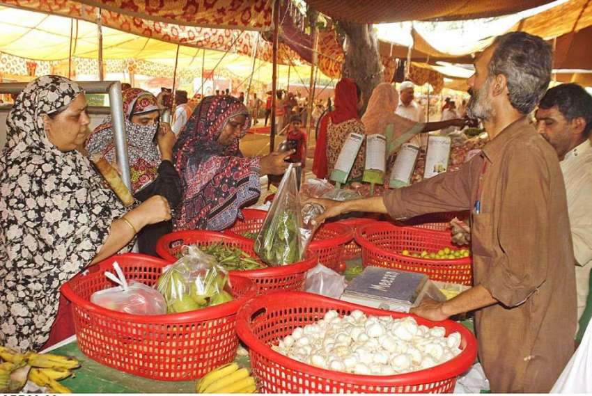 لاہور: شہری رمصان سستا بازار سے خریداری کر رہے ہیں۔