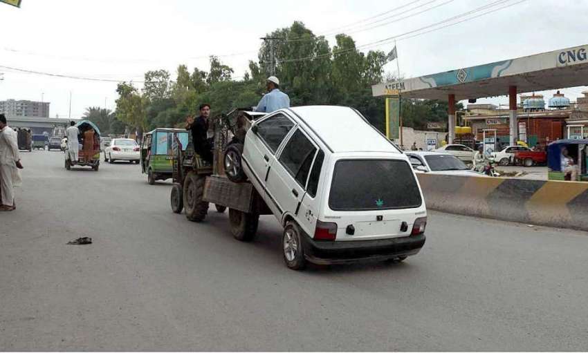 پشاور: ٹریکٹر ٹرالی کے ذریعے حادثہ سے متاثرہ کار کر ورکشاپ ..