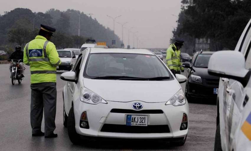 اسلام آباد: ٹریفک پولیس اہلکار سیٹ بیلٹ نہ باندھنے والوں ..