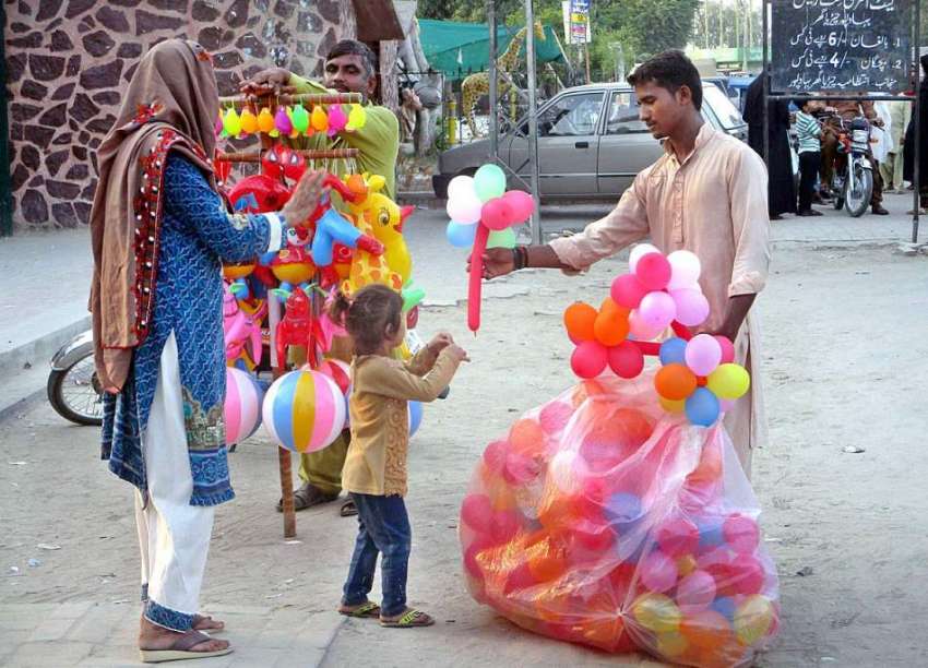 بہاولپور: ایک لڑکی بیلون خرید رہی ہے۔