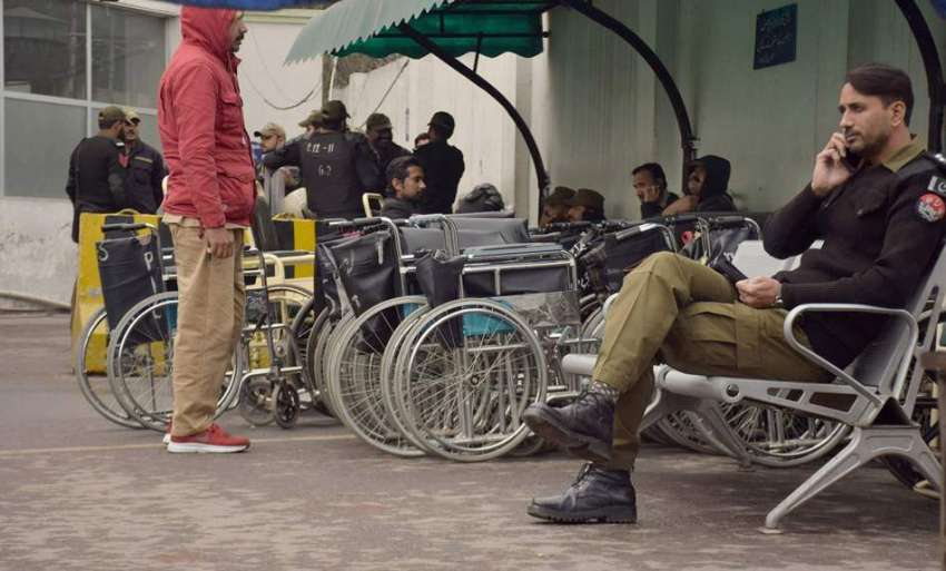 لاہور: وکلاء کے حملے کے بعد پی آئی سی  بند ہونے کی وجہ سے پولیس ..