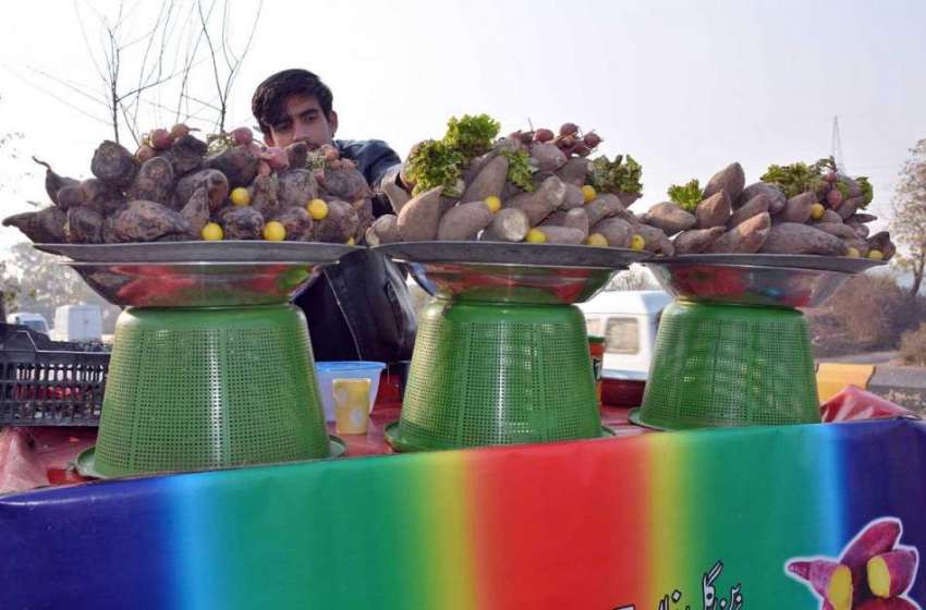 اسلام آباد: نوجوان ریڑھی بان گاہکوں کو متوجہ کرنے کے لیے ..