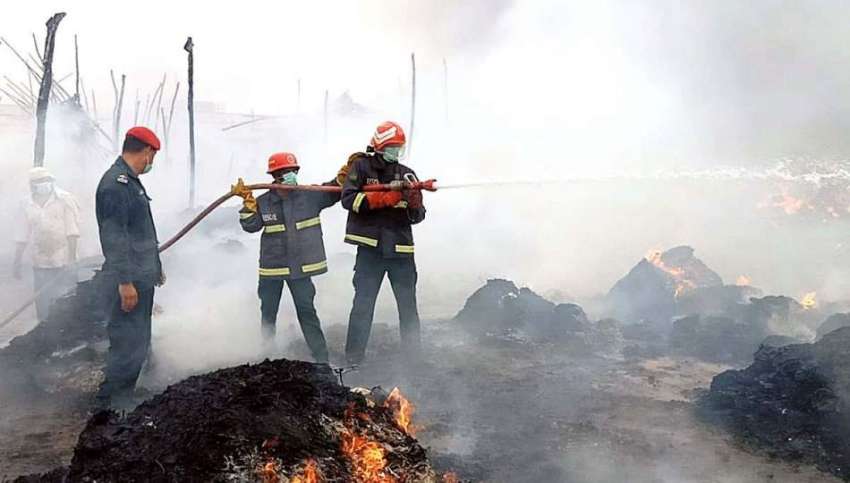 بہاولپور: ریسکیو اہلکار لنڈا بازار میں لگی آگ بجھانے میں ..