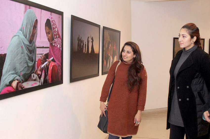 لاہور: الحمر میں لڑکیاں تصویری نمائش دیکھ رہی ہیں۔
