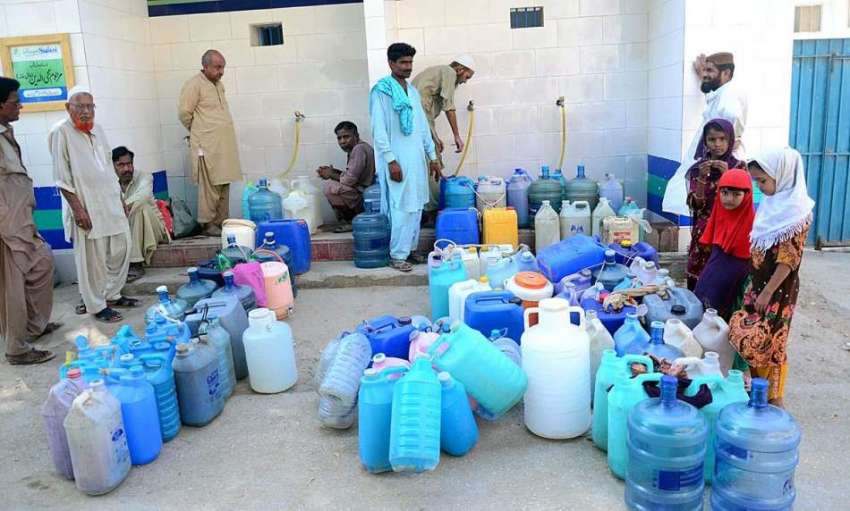 حیدر آباد: صاف پانی کی قلت کے باعث شہری دور دراز سے پانی بھر ..